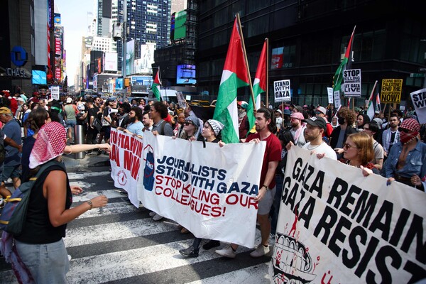미국 뉴욕에서 16일 팔레스타인 지지 시민들이 '가자를 향한 행진' 집회에 참석하고 있다. 2025. 08. 16 [AFP=연합뉴스]