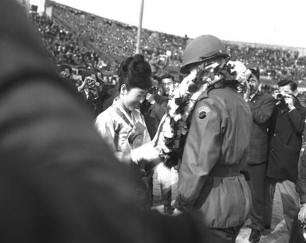 박정희 정부는 베트남 파병을 구국의 선택이라 주장했다. 베트남으로 떠나는 병사들을 위한 환송식이 대대적인 국가 행사가 되었다. (서울기록원)