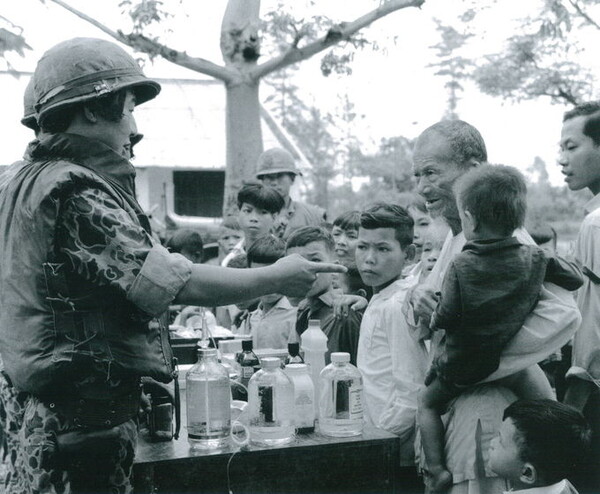 미국은 베트남의 한국군이 대민 사업에도 뛰어나다는 평가를 했다. 미국이 못하는 일을 한국군은 한다는 우월감을 갖게한 측면이 있다. (대한뉴스)
