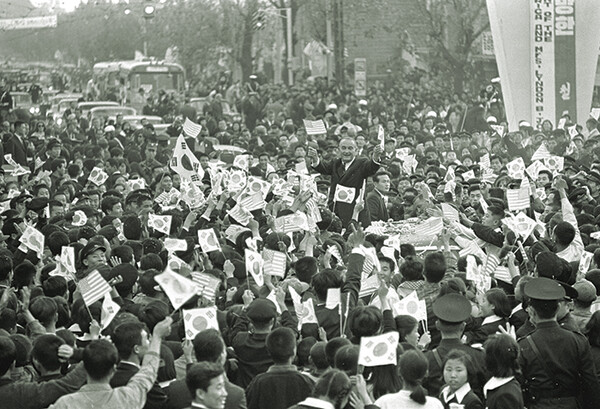 1966년 10월 존슨이 한국을 방문해 열열한 환영을 받았다. 한국이 베트남 전쟁에 파병하지 않았으면 그가 한국을 찾을 이유는 없었을 것이다. (Lyndon B. Johnson Library)