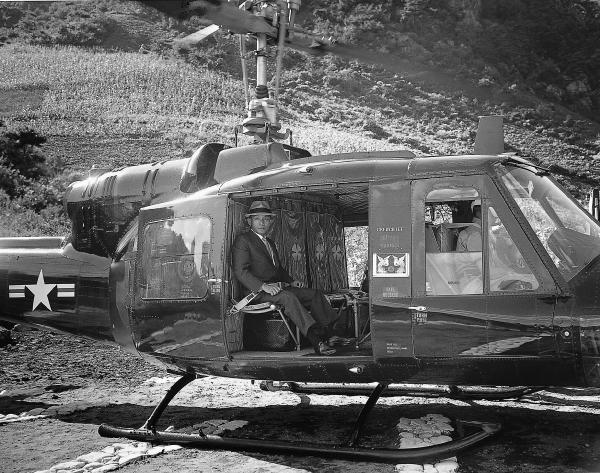 1966년 8월 베트남을 방문한 박정희. 미군이 베트남 전쟁의 수렁으로 더 깊숙이 들어갈수록 한국군의 가치는 높아졌다. 베트남에서 미국은 의존국 한국의 군사 원조에 의지하는 위치가 됐다. (e영상역사관 정부 기록 사진집)