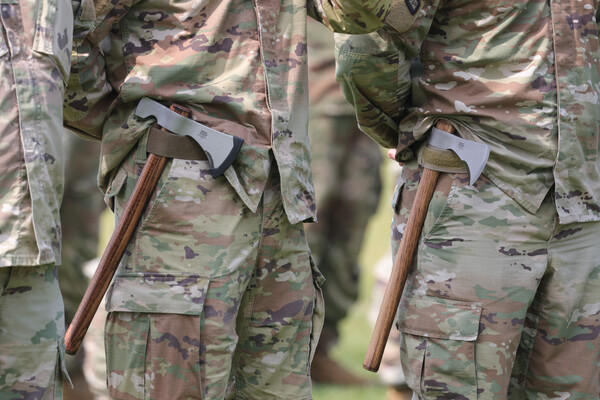 18일 오전 경기도 동두천시 캠프 케이시에서 열린 주한미군 순환배치 여단 임무교대식에서 미 4사단 1스트라이커여단(레이더 여단) 장병이 도끼를 차고 축사를 듣고 있다. 이들은 한반도에서 임무를 수행했던 미 7사단 1스트라이커여단(고스트 여단)과 교대해 9개월 동안 스트라이커 장갑차를 운용한다. 2025.6.18 연합뉴스