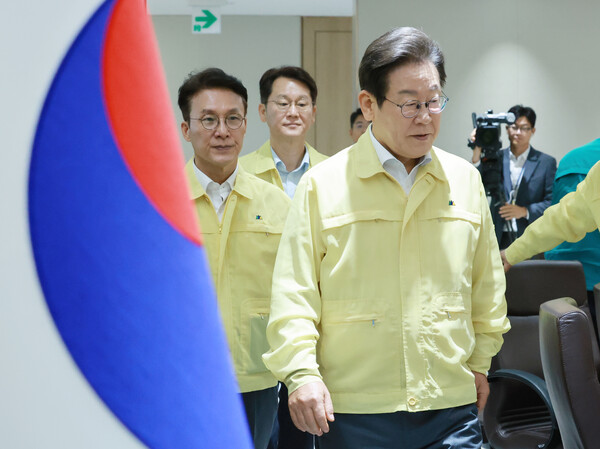 이재명 대통령이 18일 서울 용산 대통령실 청사에서 열린 을지 국무회의에 입장하고 있다. 2025.8.18 연합뉴스