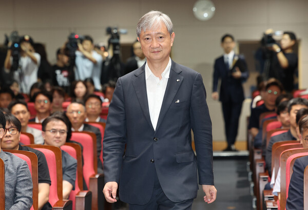 이찬진 신임 금감원장이 14일 서울 여의도 금융감독원에서 열린 취임식에 입장하고 있다. 연합뉴스