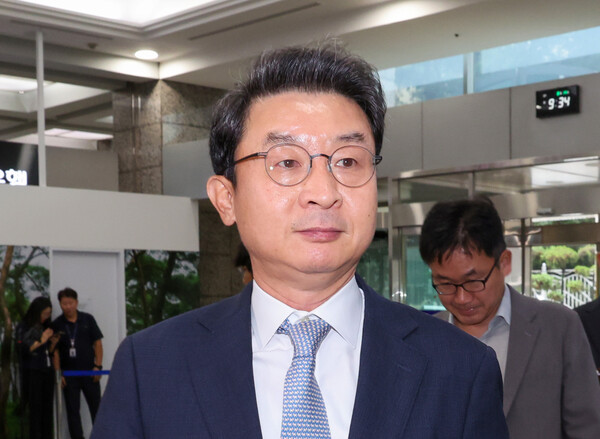 이억원 금융위원장 후보자가 14일 서울 중구 예금보험공사에 마련된 인사청문회 준비 사무실로 첫 출근하고 있다. 연합뉴스