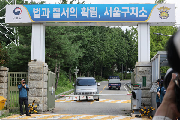 김건희 여사 관련 의혹을 수사하는 민중기 특별검사팀이 7일 윤석열 전 대통령의 체포에 실패한 뒤 경기도 의왕시 서울구치소를 나서고 있다. 2025.8.7. 연합뉴스