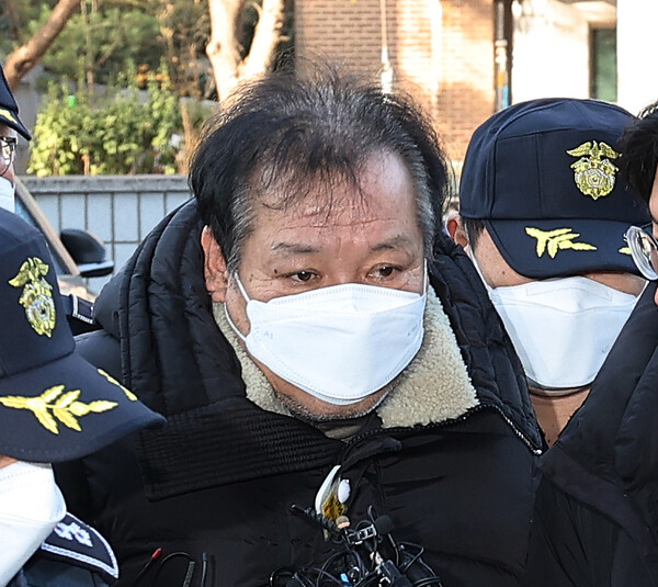 정치자금법 위반 혐의를 받는 이른바 '건진법사'로 알려진 전성배 씨가 19일 서울 양천구 서울남부지법에서 열린 구속 전 피의자 심문(영장실질심사)에 출석하며 법정으로 향하고 있다. 2024.12.19. 연합뉴스