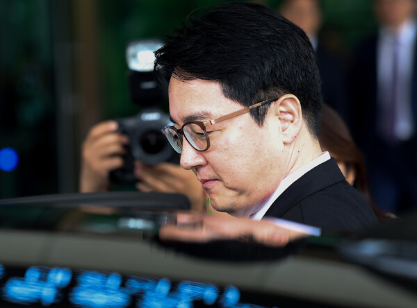 심우정 검찰총장이 2일 서울 서초구 대검찰청에서 퇴임식을 마친 뒤 청사를 나서며 차량에 오르고 있다. 2025.7.2. 연합뉴스