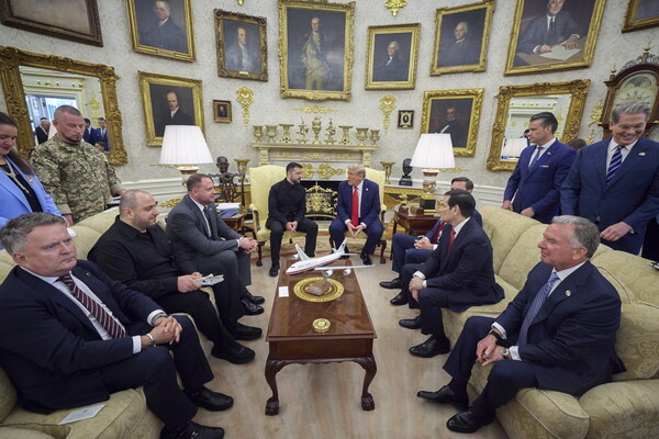 도널드 트럼프 미 대통령과 볼로디미르 젤렌스키 우크라이나 대통령이 18일 백악관 대통령 집무실에서 주요 각료들과 함께 화기애애한 분위기에서 양자 대화를 하고 있다. 2025.8.18. EPA 연합뉴스