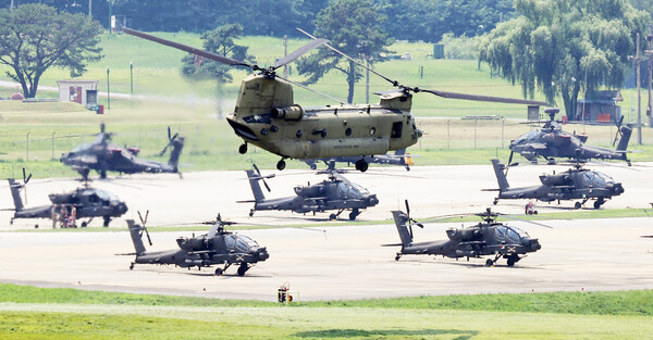 7월 29일 경기도 평택시 캠프 험프리스에서 치누크 헬기가 이륙하고 있다. 정동영 통일부 장관은 지난 28일 대북 유화카드로 내달 중순으로 예정된 한미연합훈련인 '을지 자유의 방패'(UFS·을지프리덤실드) 조정을 이재명 대통령에게 건의하겠다고 밝혔다. 그는 29일 국가안보회의(NSC) 실무조정회의가 열리는데 여기서도 이 문제가 주요하게 다뤄질 것이라며, 연기와 축소 등 조정 방향에 관해선 실무조정회의 이후에 밝힐 수 있을 것이라고 말했다. 2025.7.29.  연합뉴스