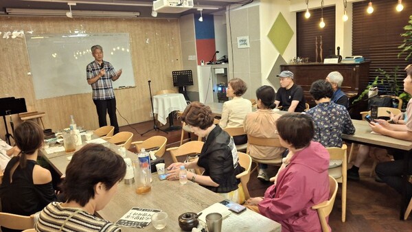 광복절 80주년 특별 강연을 맡은 신학림 전 언론노조 위원장이 광복절 80주년 특별 강연을 하고 있다. 신 전 위원장은 미디어오늘 대표, 뉴스타파 전문위원을 역임한 40여년간 축적된 정보와 열정을 2시간 강연 내내 쏟아냈다. 2025.8.15. 이향림 시민기자