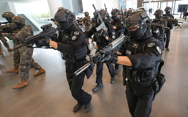 18일 대구 수성구 iM뱅크 본점에서 을지자유의방패(UFS) 연습 일환으로 열린 대테러 훈련에서 육군 50사단 장병들이 테러범 진압을 위한 기동 훈련을 하고 있다. 2025.8.18 연합뉴스