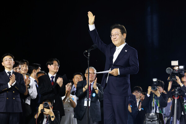 이재명 대통령이 15일 서울 광화문광장에서 열린 제21대 대통령 국민임명식 행사에서 감사 인사를 하며 손을 들어보이고 있다. 2025.8.15 [대통령실통신사진기자단] 연합뉴스