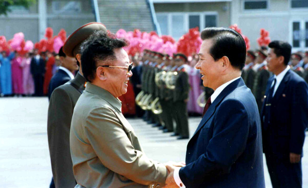 김대중 대통령이 평양 순안공항에 도착해 김정일 국방위원장과 악수를 하고 있다. 2000.6.13. 연합뉴스