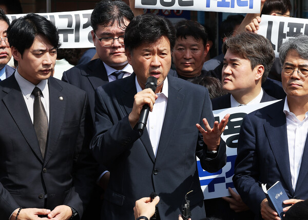 대장동 개발 민간업자 일당에게 금품을 받은 혐의로 항소심에서 실형을 선고받고 법정구속 된 후 보석으로 석방된 김용 전 민주연구원 부원장이 20일 경기도 화성시 마도면 화성직업훈련교도소 앞에서 취재진 질문에 답하고 있다. 2025.8.20. 연합뉴스