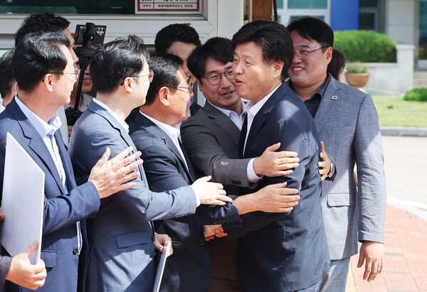 대장동 개발 민간업자 일당에게 금품을 받은 혐의로 항소심에서 실형을 선고받고 법정구속 된 김용 전 민주연구원 부원장이 20일 경기도 화성시 마도면 화성직업훈련교도소에서 보석으로 석방되며 마중 나온 지인들과 인사하고 있다. 2025.8.20. 연합뉴스