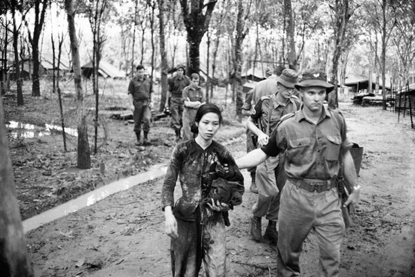 상대적으로 소규모의 병력을 베트남에 파병한 오스트랄리아군에 잡힌 여성. 민족해방전선의 여성 의존도는 높았다. 따라서 잔혹 행위에 의한 여성들의 피해가 높았다. 