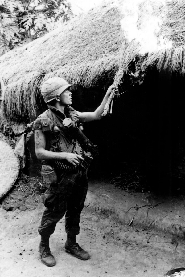 미군에 의해 저질러진 미라이 (My Lai) 민간 학살 사건 당시 농부의 집에 붙을 지르는 미군 병사의 모습. 1968년 3월 발생한 이 사건으로 500여 명의 민간인이 살해됐다. 학살을 저지른 병사들은 남녀 노소를 가리지 않고 피해자들을 살상했다. 불만과 좌절감이 작용했다는 분석이 지배적이다. (My Lai Massacre Museum)