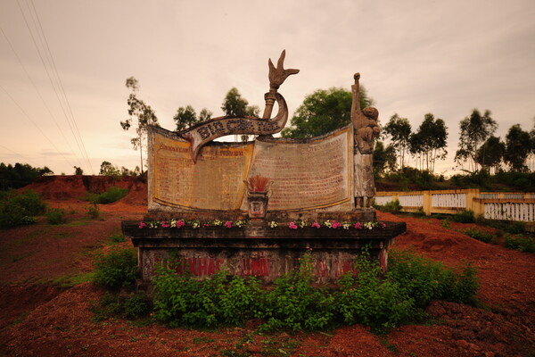 꽝응아이성 빈호아 학살 증오비. (한베평화재단)
