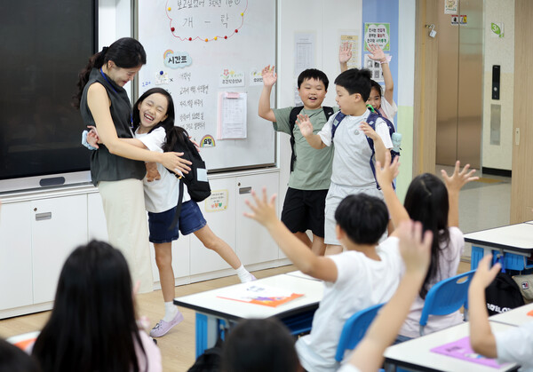 20일 오전 경기 수원시 매산초등학교 3학년 1반 교실에서 개학을 맞은 선생님과 아이들이 반갑게 인사하고 있다. 2025.8.20. 연합뉴스