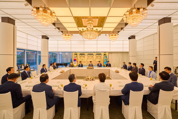 이재명 대통령이 20일 서울 한남동 관저에서 더불어민주당 정청래 대표, 김병기 원내대표 등 지도부와 만찬을 하고 있다. 2025.8.20 [대통령실 제공. 재판매 및 DB 금지] 연합뉴스