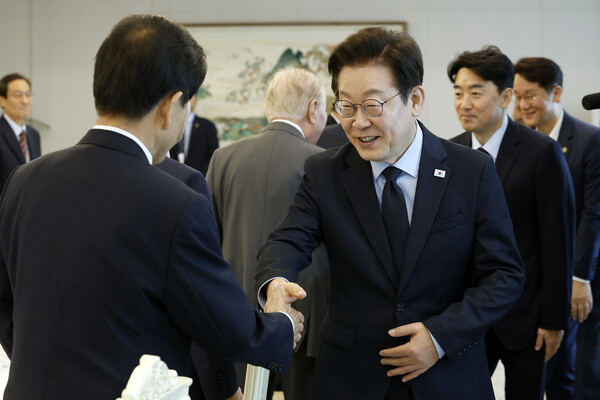  이재명 대통령이 21일 용산 대통령실에서 열린 더불어민주당 상임고문단 오찬 간담회에서 정동영 통일부 장관과 인사하고 있다. 2025.8.21 [대통령실통신사진기자단] 연합뉴스