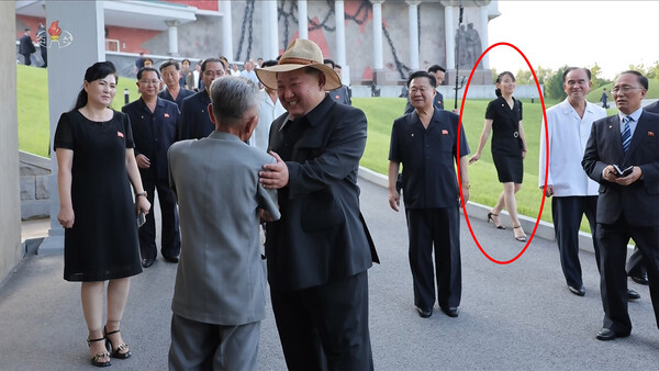 김정은 국무위원장이 지난 24일 당·정부, 무력기관의 지도간부들과 함께 '반제계급교양의 거점'인 신천계급교양관을 돌아봤다고 조선중앙TV가 26일 보도했다. 이날 참관에 김여정 노동당 부부장(붉은 원안)이 동행한 모습이 북한TV 화면에 방영됐다. [조선중앙TV 화면] 2025.7.26 연합뉴스