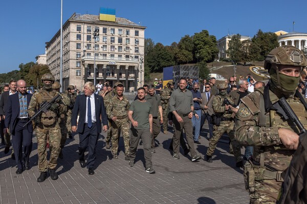 볼로디미르 젤렌스키 우크라이나 대통령과 보리스 존슨 영국총리가 러시아군으로부터 노획한 장갑차가 전시된 키이우 거리를 함께 걷고 있다. 2022.8.24. EPA 연합뉴스