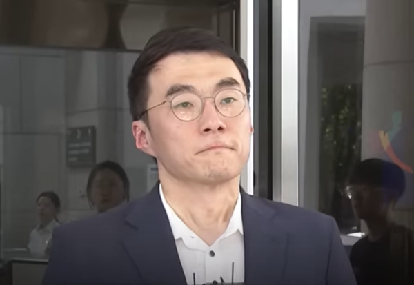 더불어민주당 의원 시절 거액의 가상자산(코인) 보유 사실을 숨기려고 국회에 허위 재산 신고를 했다는 혐의로 기소된 김남국 대통령실 디지털소통비서관이 21일 2심에서도 무죄를 선고받은 뒤 취재진에게 입장을 밝히기에 앞서 감정이 북받친 듯 착잡한 표정을 짓고 있다. 사진=MBC 중계 화면 갈무리