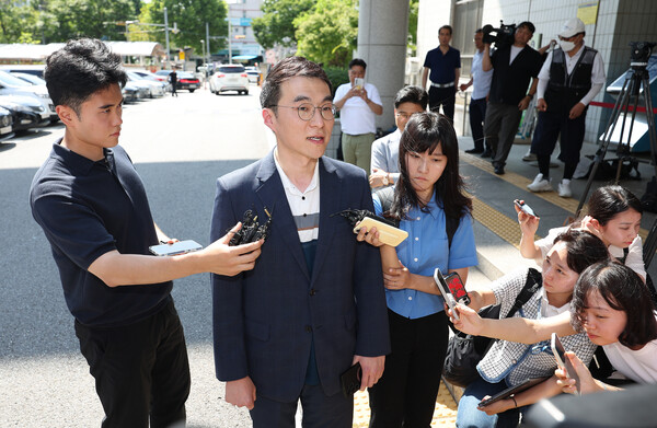 거액의 가상자산(코인) 보유 사실을 숨기려 국회에 허위 재산 신고를 한 혐의로 기소됐다 1심에서 무죄를 선고받은 김남국 전 의원이 21일 서울 양천구 서울남부지방법원에서 열린 2심 선고를 마치고 취재진 질문에 답하고 있다. 이날 김 전 의원은 2심에서도 무죄를 선고 받았다. 2025.8.21. 연합뉴스