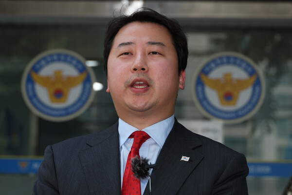 2023년 6월 15일 서울 영등포경찰서 민원실 앞에서 국민의힘 장예찬 청년최고위원이 자신을 명예훼손죄로 고소한 김남국 의원에 대해 무고죄로 고발한 뒤 고발 취지를 설명하고 있다. 2023.6.15. 연합뉴스