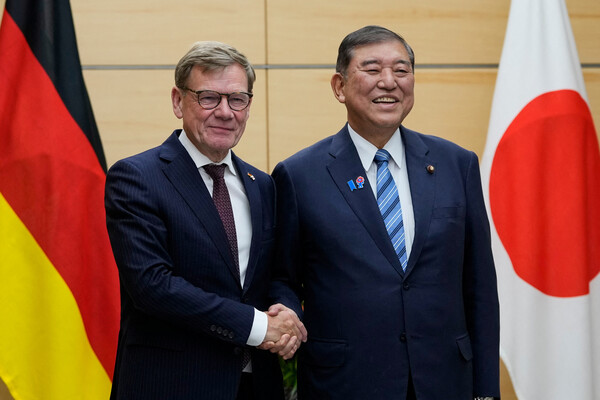 요한 바데풀 독일 외교부장관과 이시바 시게루 일본총리가 8월 18일 도쿄 총리실에서 악수를 나누고 있다. 2025.8.18. 로이터 연합뉴스
