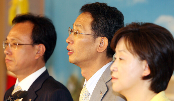 2007년 8월 10일 한미 FTA를 반대해온 정태인 전 청와대 경제비서관이 국회에서 민주노동당 입당 기자회견을 하고 있다. 2007.8.10. 연합뉴스