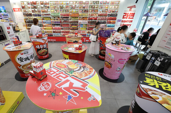 20일 서울 마포구 CU 홍대상상점 라면 라이브러리를 찾은 고객이 라면을 살펴보고 있다. 이날 한국무역통계진흥원 통계에 따르면 지난달 라면·과자 등 가공식품을 포함한 농식품 대미수출액이 1억3900만달러(약 1900억원)로 1년 전보다 1000만달러(6.7%) 감소했다. 대미 농식품 수출이 지난해 같은 기간보다 줄어든 것은 2023년 5월 이후 26개월 만이다. 2025.8.20 연합뉴스