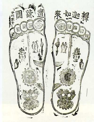 그림1) 공주시 갑사 소장의 불족도 탁본. 우리나라에 현존하는 목판 가운데 상태나 체제가 가장 양호한 것 가운데 하나다. ‘석가여래유적도’라는 글자가 새겨져 있다.