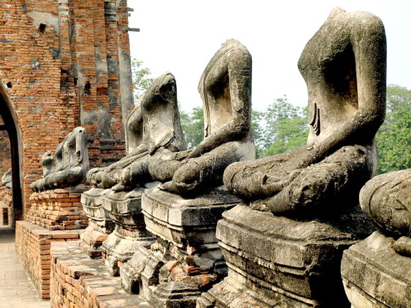 그림5) 태국 아유타야 유적지에 있는 ‘왓 차이왓타나람(Wat Chaiwatthanaram)’ 사원의 목 없는 불상들. 도굴꾼들에 의해 훼손된 불상이다. 그런데 이 사진은 흥미롭게도 하늘이 머리로 보인다. 빈탕의 텅 빈 하늘이 머리가 되었다.
