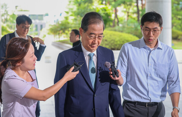 한덕수 전 국무총리가 22일 '12·3 비상계엄' 관련 내란·외환 사건을 수사하는 조은석 특별검사팀 사무실이 마련된 서울 서초구 서울고등검찰청으로 출석하고 있다. 2025.8.22. 연합뉴스