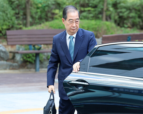 한덕수 전 국무총리가 22일 '12·3 비상계엄' 관련 내란·외환 사건을 수사하는 조은석 특별검사팀 사무실이 마련된 서울 서초구 서울고등검찰청으로 출석하고 있다. 2025.8.22. 연합뉴스