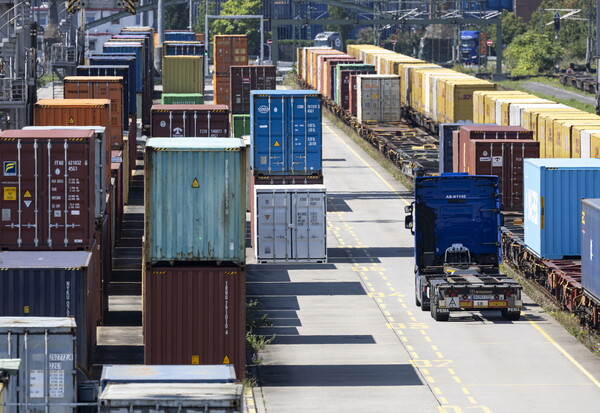 지난 8월 7일, 독일 프랑크푸르트 오스타펜 인근 환적 컨테이너. EU산 제품 대부분에 15%의 추가 관세가 부과된다. 철강 및 알루미늄 수입품에는 50%의 특별 관세가 유지된다. 미국은 약 70개국에 대한 새로운 관세를 부과했다. 스위스, 중국, 멕시코 등 다른 국가들은 현재 미국 정부와 각자의 관세율을 협상 중이다. 2025.8.7. EPA 연합뉴스