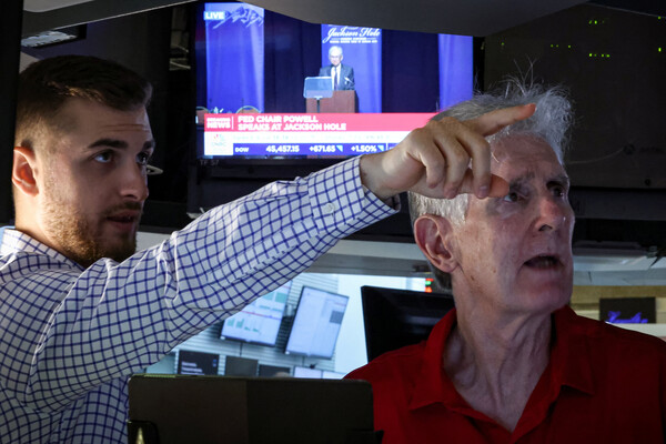 22일(현지시간) 미국 뉴욕증권거래소에서 트레이더들이 제롬 파월 연준 의장 발언을 지켜보고 있다. 로이터연합