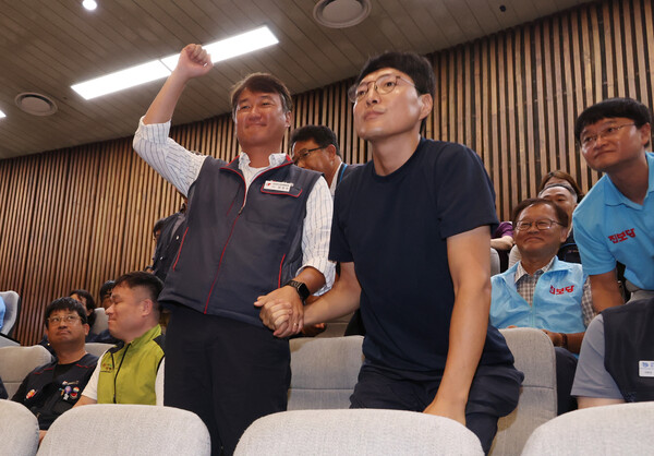 24일 국회 본회의에서 '노동조합 및 노동관계조정법 일부개정법률안(노란봉투법)'이 통과되자 민주노총 양경수 위원장과 조합원, 진보당 당원들이 기뻐하고 있다. 2025.8.24. 연합뉴스