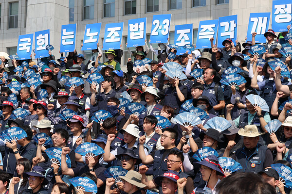 민주노총과 한국노총 조합원, 진보당, 사회민주당 등 정당 당원들이 28일 서울 여의도 국회 본청 앞에서 '노조법 2·3조 개정안 후퇴 저지 및 신속 통과 촉구' 기자회견을 하고 있다. 2025.7.28. 연합뉴스