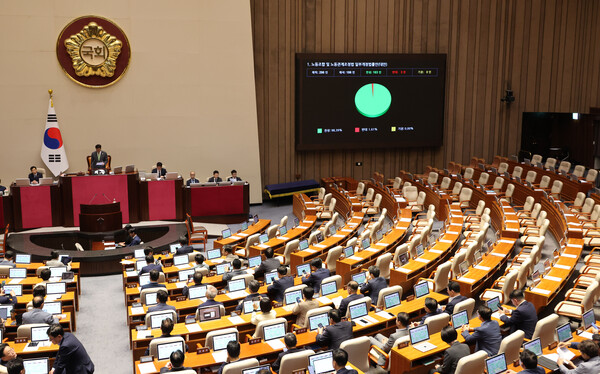 24일 국회 본회의에서 '노동조합 및 노동관계조정법 일부개정법률안(노란봉투법)'이 통과되고 있다. 2025.8.24. 연합뉴스