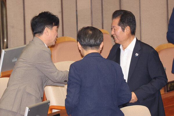 더불어민주당 정청래 대표가 24일 국회 본회의에서 '노동조합 및 노동관계조정법 일부개정법률안(노란봉투법)' 표결이 진행되는 동안 김영훈 고용노동부 장관(왼쪽)과 대화하고 있다. 2025.8.24. 연합뉴스