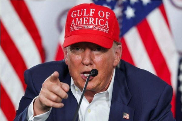 지난 7월 1일 미국 플로리다 주의 이민수용 시설 개소식에 참석한 도널드 트럼프 대통령. '멕시코만'을 '아메리카만'(Gulf of America)으로 불러야 한다고 주장하는 글자를 새긴 모자를 쓰고 있다. 아사히신문 8월 23일