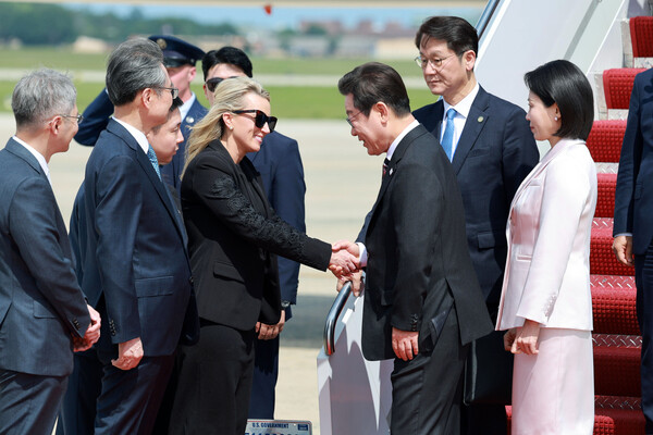 이재명 대통령과 김혜경 여사가 24일(현지시간) 미국 워싱턴DC 인근 앤드루스 합동기지에 도착해 영접 나온 미국 측 애비 존스 부의전장과 인사하고 있다. 2025.8.25 연합뉴스