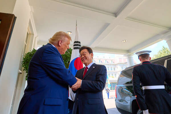  이재명 대통령이 25일(현지시간) 미국 워싱턴 DC 백악관에서 영접나온 도널드 트럼프 미국 대통령과 악수하고 있다. 2025.8.26 [공동취재] 연합뉴스