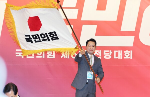 국민의힘 장동혁 신임 당 대표가 26일 서울 여의도 국회도서관에서 열린 제6차 전당대회 결선에서 당 대표로 선출된 뒤 당기를 흔들고 있다. 2025.8.26 [국회사진기자단] 연합뉴스