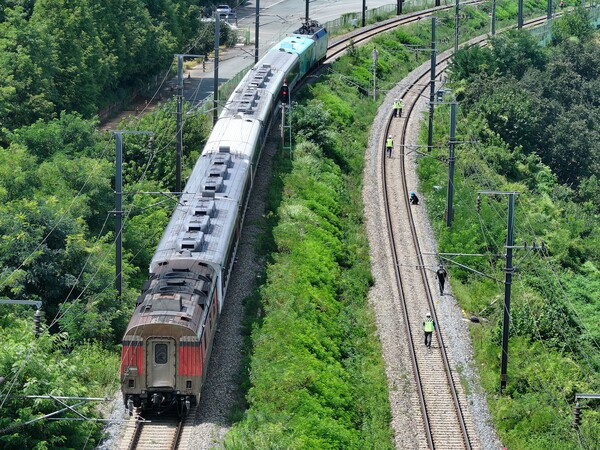 20일 경북 청도군 화양읍 삼신리 청도소싸움 경기장 인근 경부선 철로에서 전날 발생한 열차 사고에 대한 유관기관 합동 감식이 진행되고 있다. 전날 이곳에서는 무궁화호 열차가 선로 인근에서 작업 중이던 근로자 7명을 치어 2명이 사망하고 5명이 다치는 사고가 났다. 2025.8.20. 연합뉴스