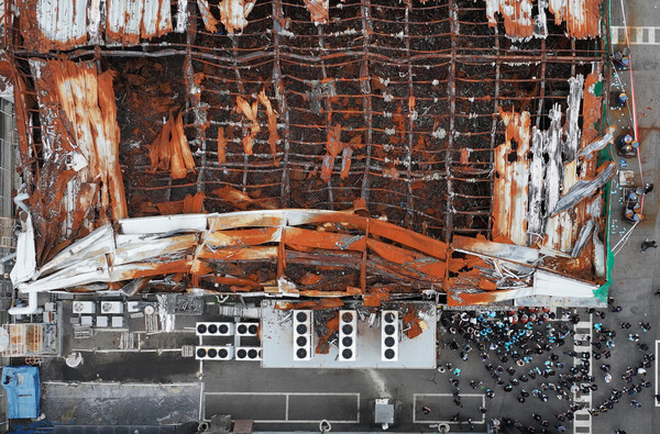 24일 경기도 화성시 아리셀 화재 사고 현장에서 열린 '아리셀 참사 1주기 현장 추모 위령제'에서 유가족과 참석자들이 참서 현장에 헌화하고 있다. 2025.6.24. 연합뉴스